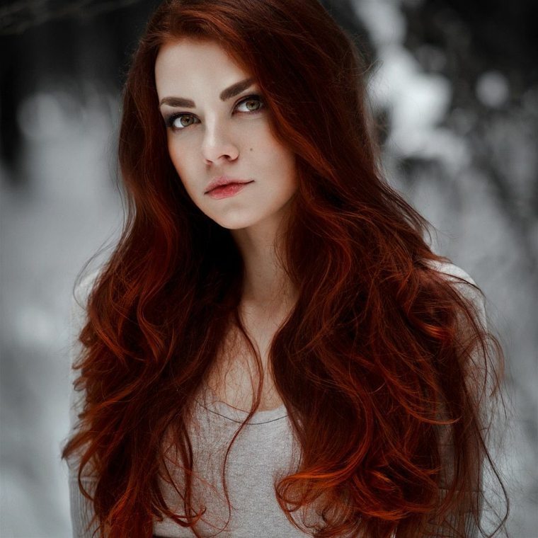 cabello-color-rojo-largo-estilo-mujer-moda
