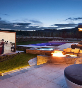 Ideas para sacar tu sistema de cine en casa al aire libre: desde al lado de la piscina hasta los pat...