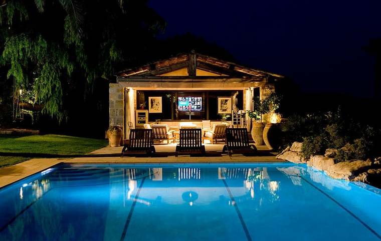 cine-en-casa-junto-a-la-piscina