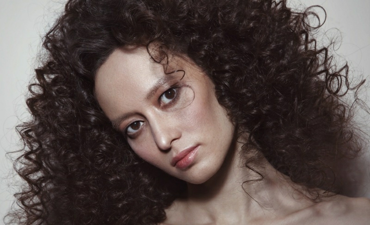 cortes-de-pelo-mujer-2019-cabello-rizos-pequenos