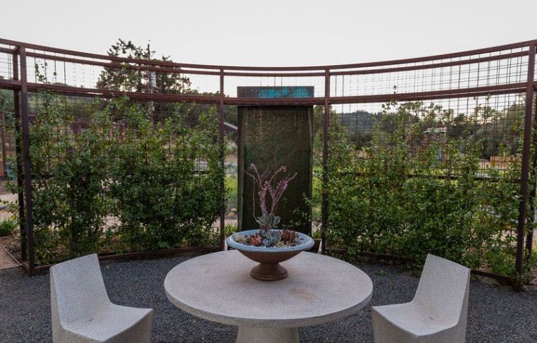 El paisajista Jake Moss creo un exterior único de madera y acero