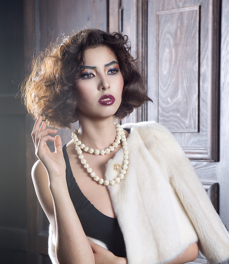 mujer-cabello-rizado-chica-estilo