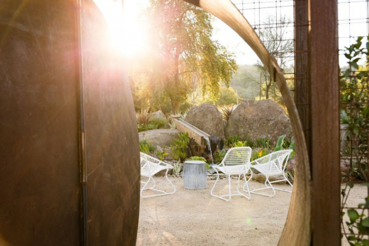 El paisajista Jake Moss creo un exterior único de madera y acero