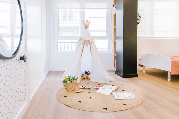 Dormitorio infantil blanco con elementos de madera ideas de diseño