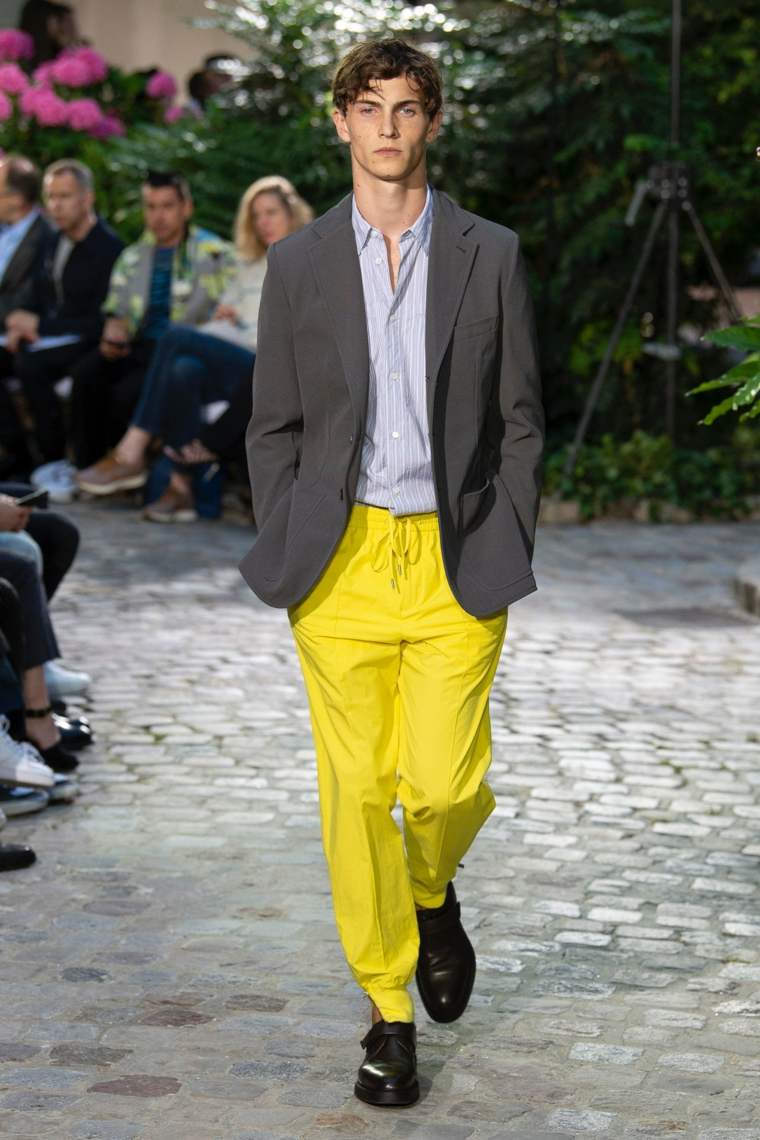 tendencias-2019-moda-hermes-pantalon-amarillo