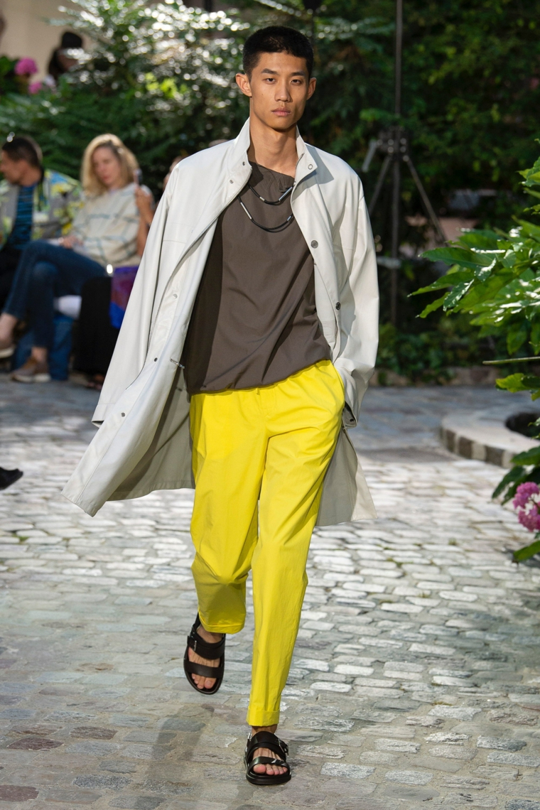 tendencias-2019-moda-hermes-pantalon-amarillo