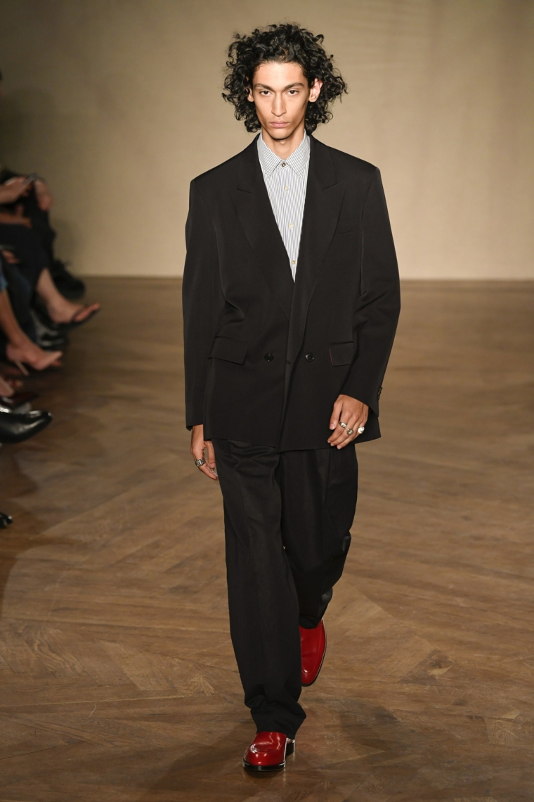 tendencias-moda-2019-paul-smith-traje-negro