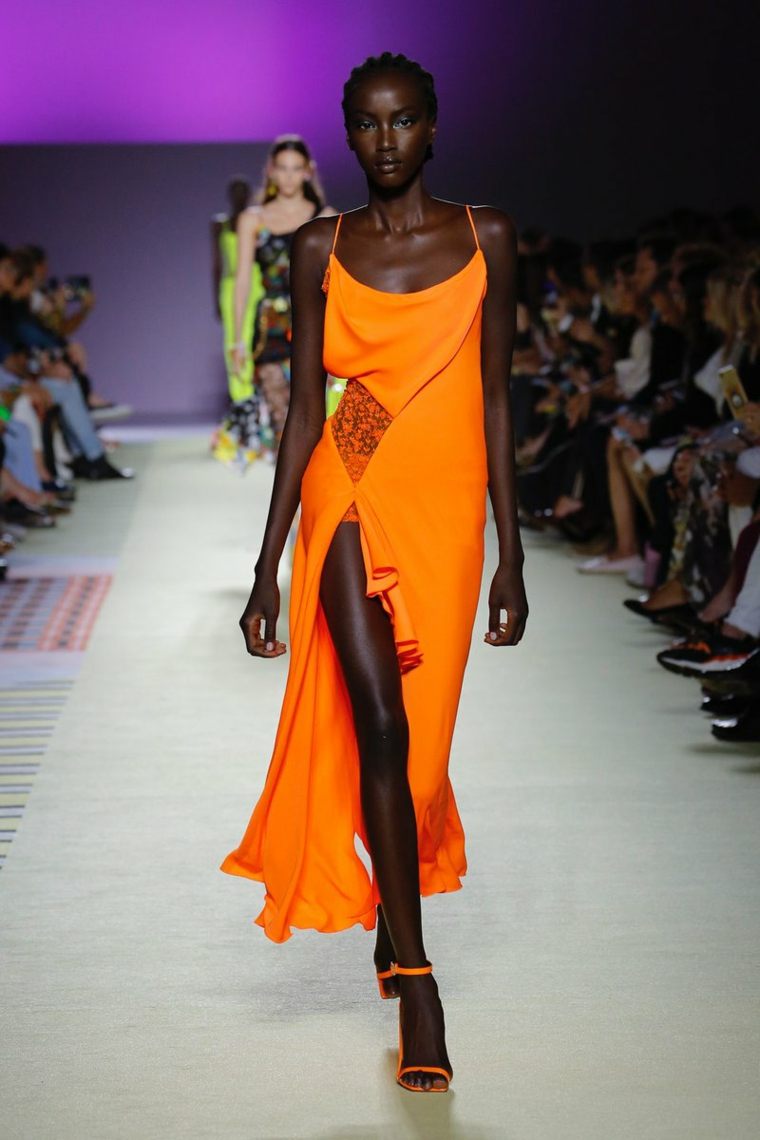 moda-primavera-verano-2019-versace-vestido