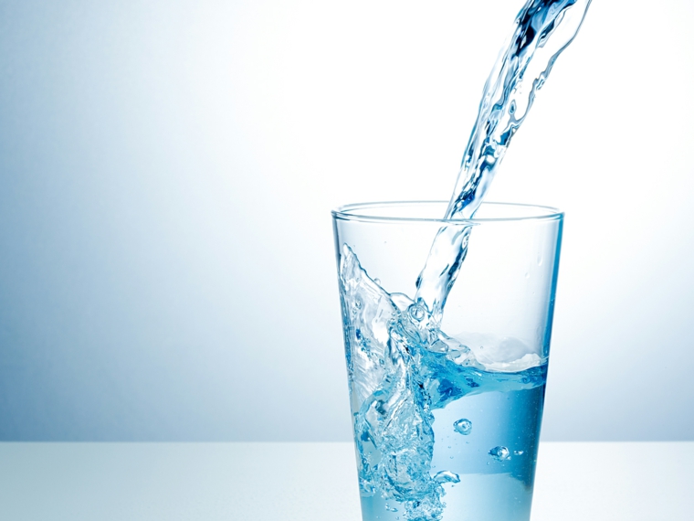 beber mucha agua-beneficios-consejos-bienestar