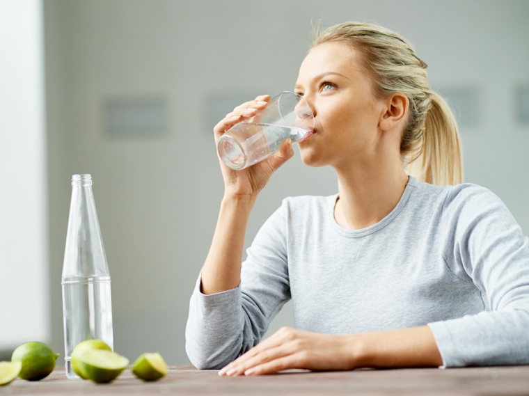 beber mucha agua beneficios-consejos