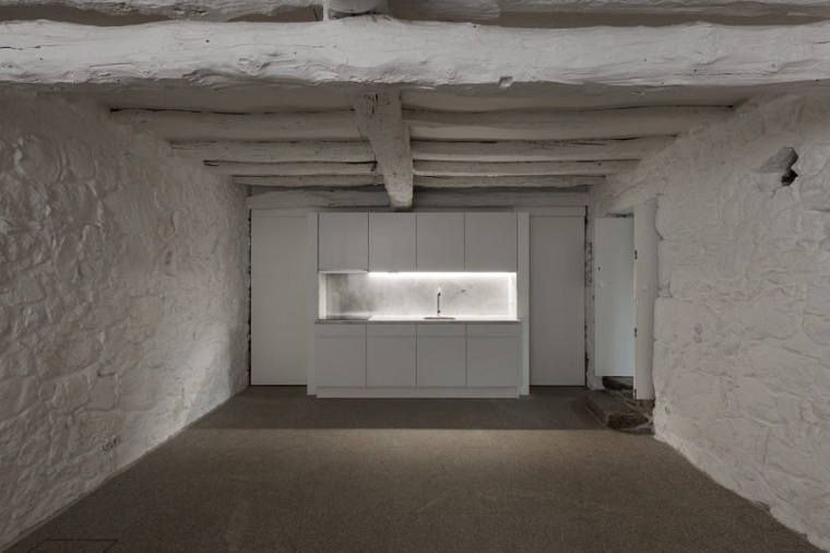 cocina-paredes-piedra-pintados-blanco-ideas