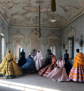 Pierpaolo Piccioli estrena una colección de vestidos con diseño inesperado