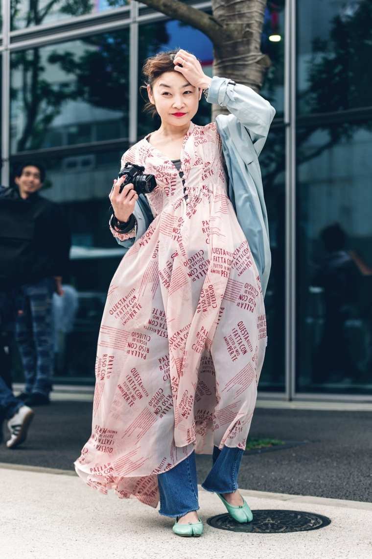 semana moda tokyo vestido sobre vaqueros