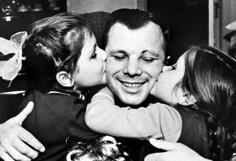 Yuri Gagarin con sus hijas