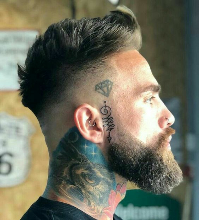 cuello tatuado y barba