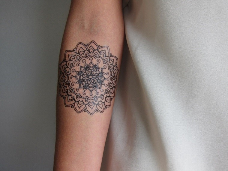 flor-mandala-mano-ideas-tatuajes