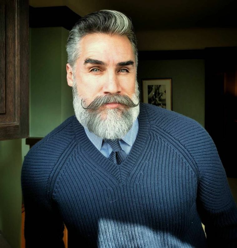 hombre con barba gris 