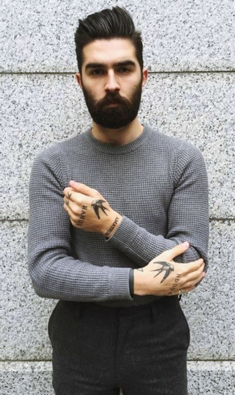 hombre con barba negra