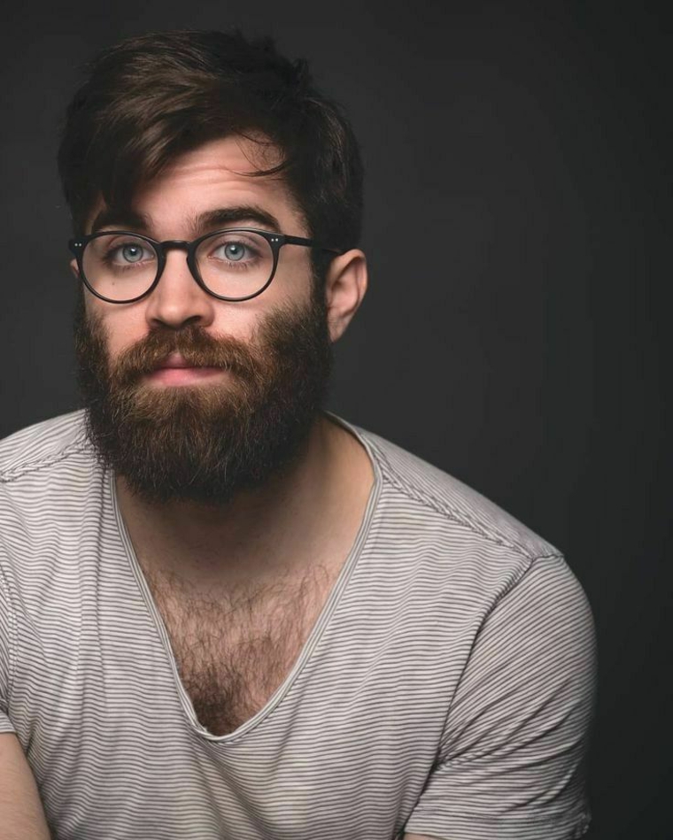 hombre con gafas y barba