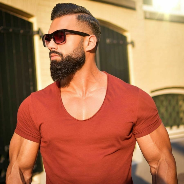 modelo fitness con barba