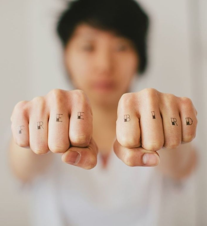 mujer-tattoo-free-bird-dedos-mujer