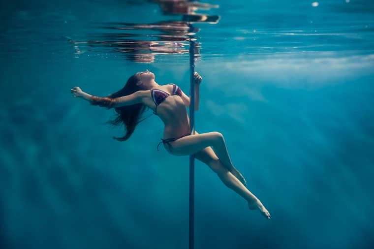 pole dance debajo del agua