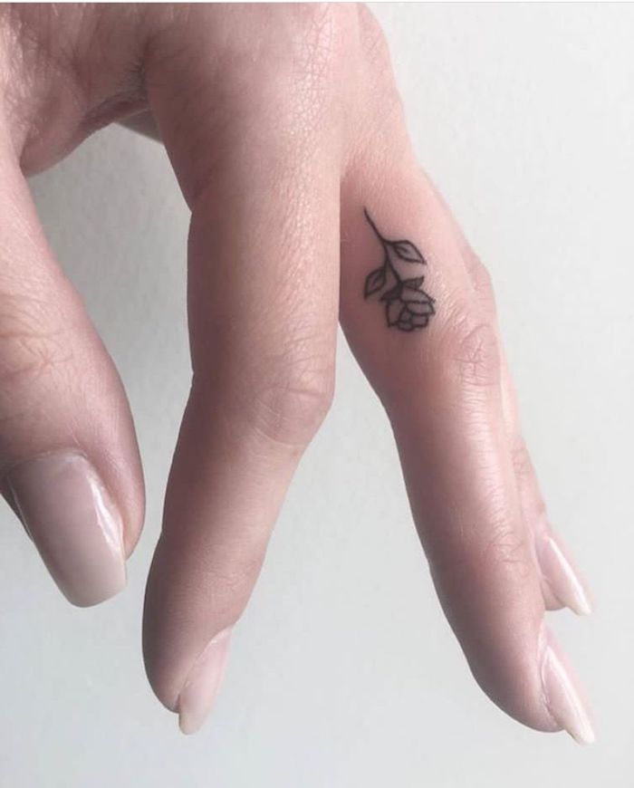 tattoo-rosa-pequeno-dedo-ideas