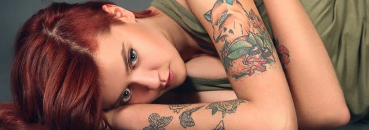 chica con tatuajes