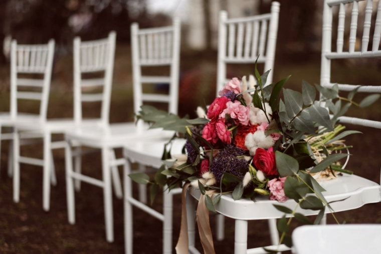 sillas-blancas-boda-boho-estilo