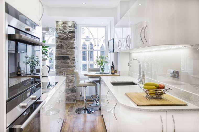 cocina-blanca-ideas-diseno-espacios-estrechos