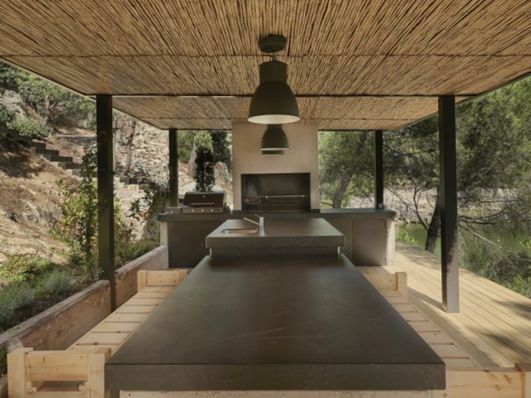 Cocina con mesa de comedor