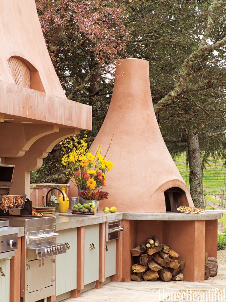 Decoración de la cocina al aire libre con horno de pizza de arcilla