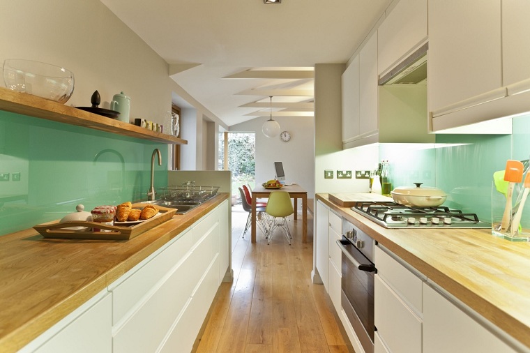 cocinas-largas-y-estrechas-detalles-verdes
