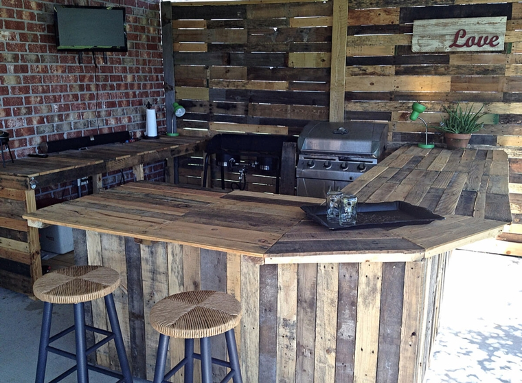 Recycled DIY Wood Bar for Outdoors