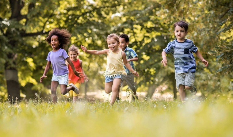 ninos-felices-jugando-aire-libre