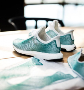 Adidas está considerando reemplazar el plástico con plástico reciclado