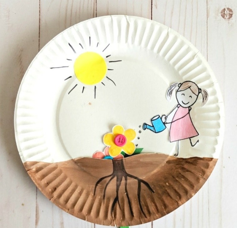 Niña regando el jardin