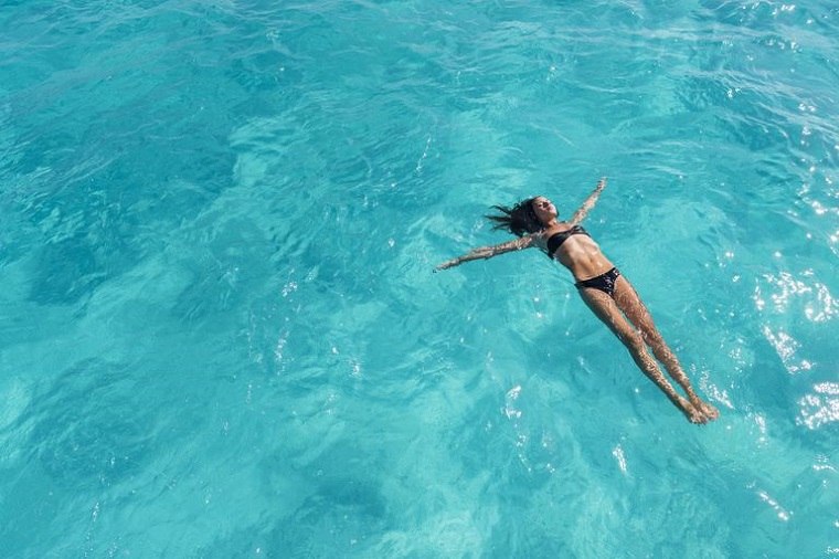 flotar en el agua ayuda a perder peso nadando