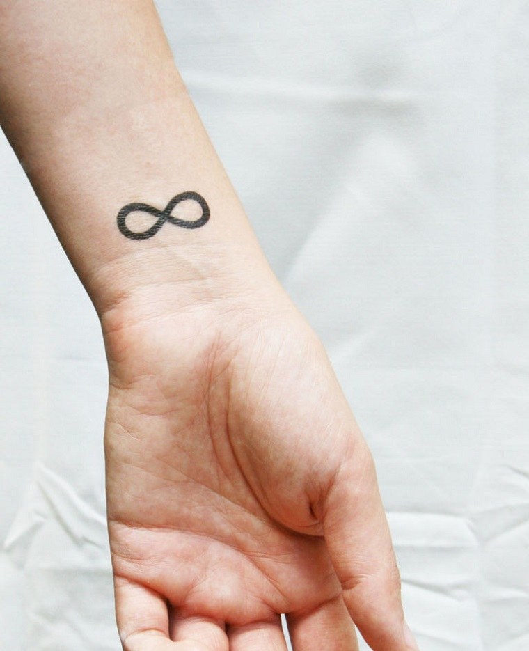 idea-diseno-tattoo-simbolo-infinito-mano-familia