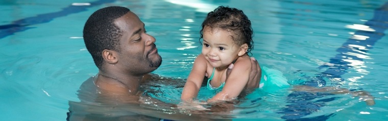 Padre enseña a nadar a su pequeña