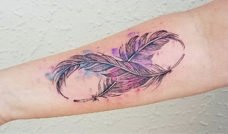 pluma-tattoo-brazo-tatuaje-colorido-simbolo-infinito-idea-diseno