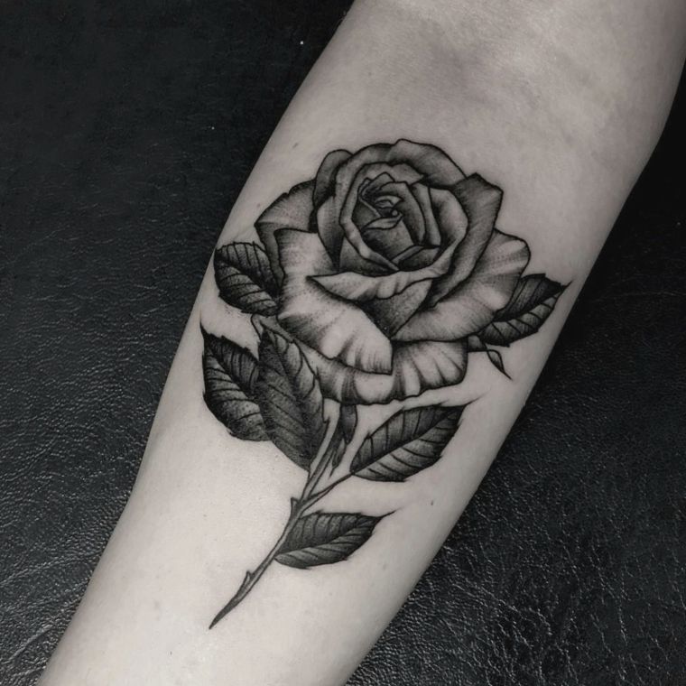 rosa-negra-tattoo-brazo-tattuaje-flores