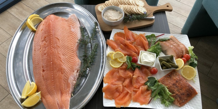 Cocinando pescado con salmón