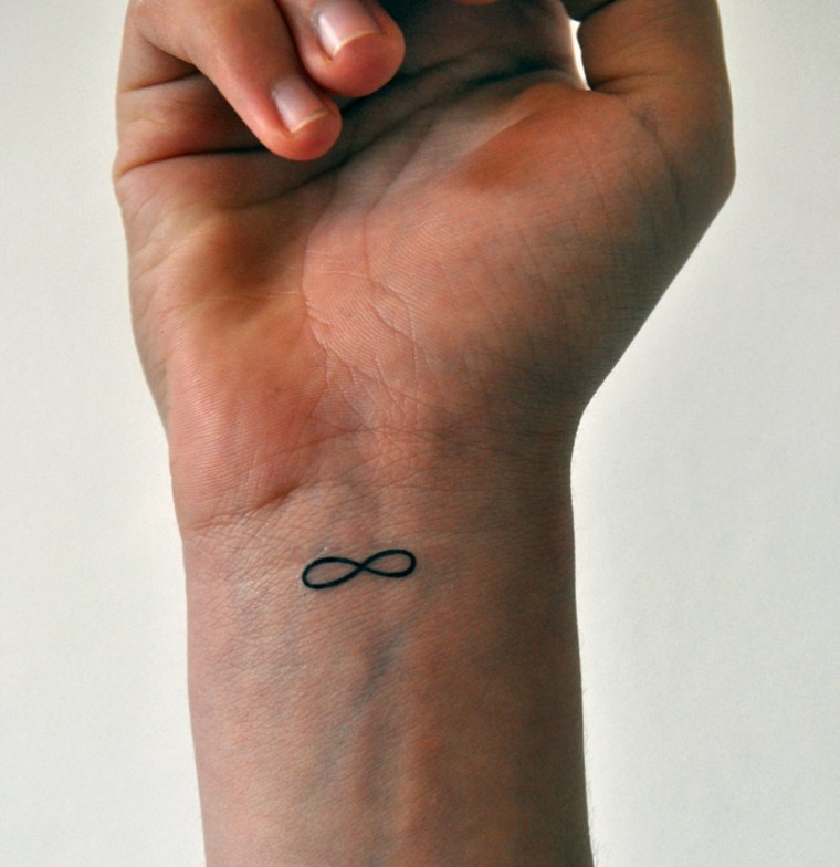 simbolo-tattoo-pequeno-tatuaje-mano-diseno-infinito-mujer