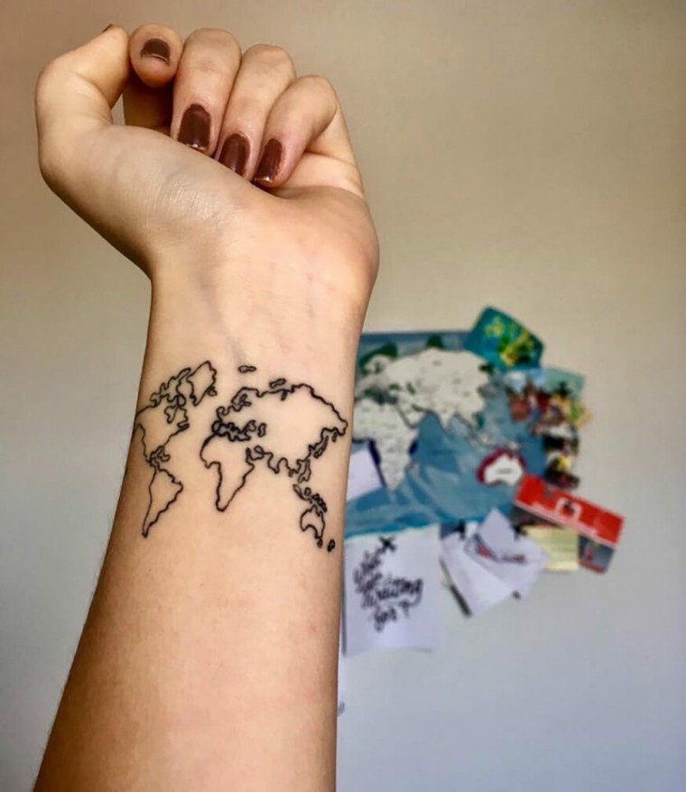 tatuaje-bello-femenino-pulso-mano-tattoo-mapa-tierra-planeta-diseno-continente