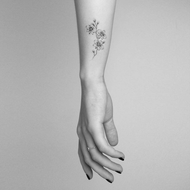 tatuajes elegantes-brazo-mujer-elegante