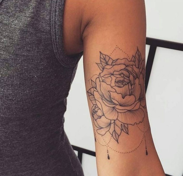 tatuaje-mujer-brazo-diseno-flores-rosa-petalos