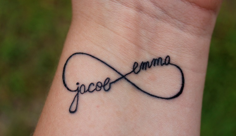 tatuajes-significado-familia-simbolo-infinito-tattoo-mano