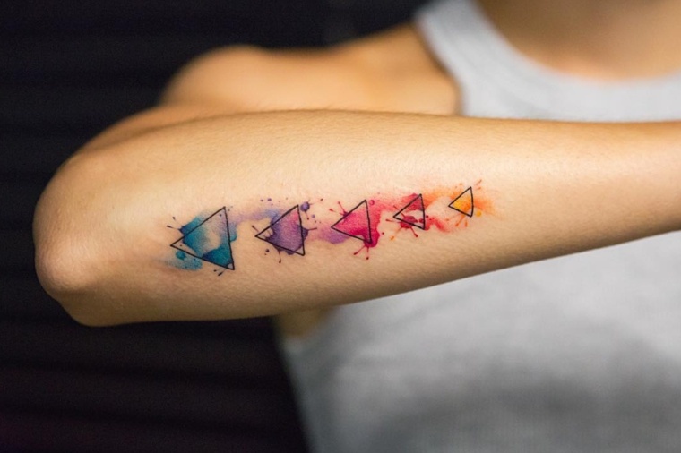 triangulos-pequenos-tatuajes-femeninos
