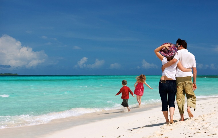 familia de vacaciones en la playa